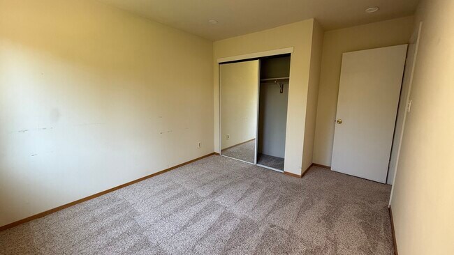 Building Photo - 672 Swallow Dr