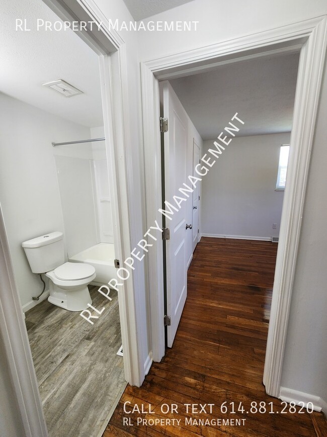 Building Photo - Spacious 3 bedroom 1.5 bathroom town home