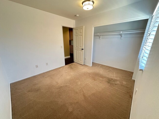 Building Photo - Welcome to this 4 bed 2 bath home!