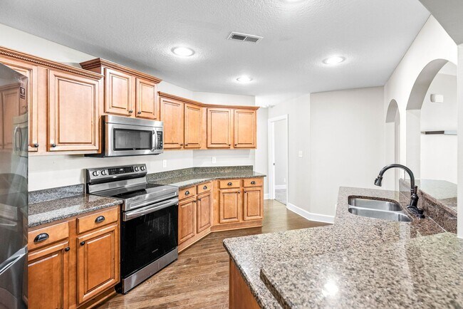 Building Photo - Pet Friendly Three Bedroom with Bonus!