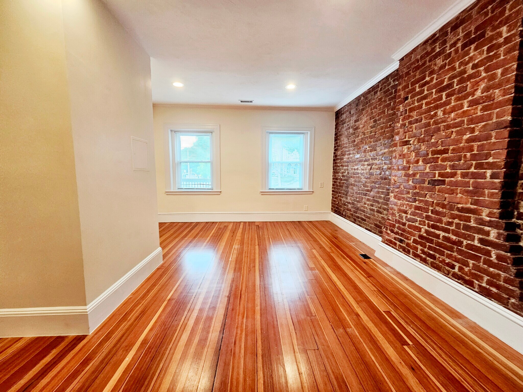 Building Photo - 1614 Beacon St