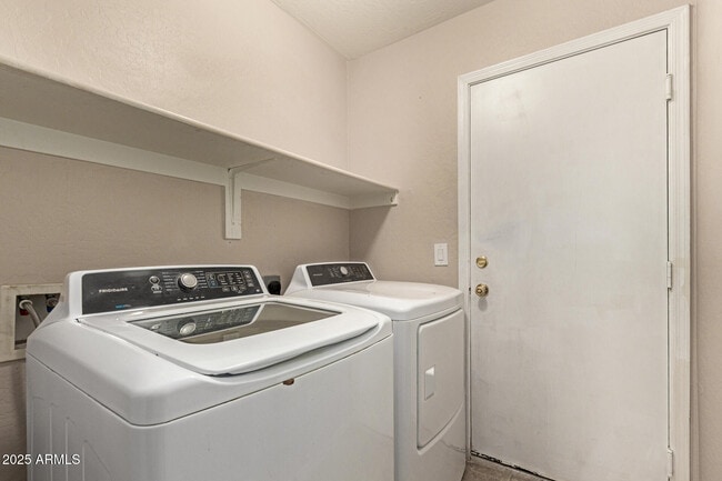 Building Photo - 3545 E Crescent Way