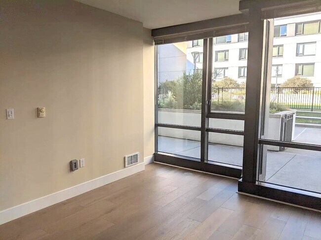 Building Photo - 260 King St