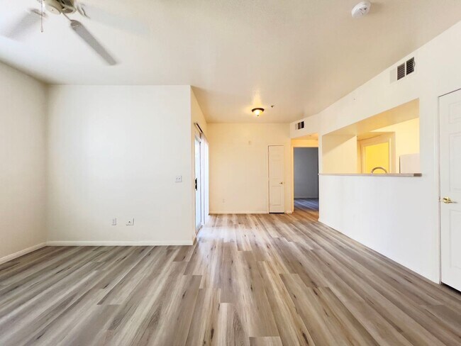 Building Photo - Sweet condo on the first leve