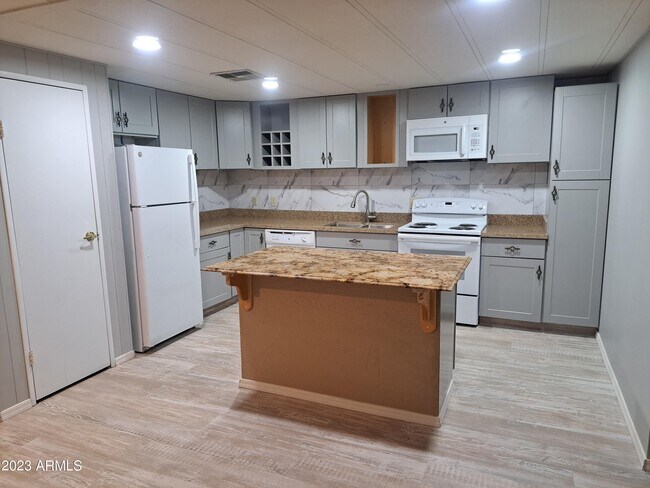 Building Photo - 7125 N 68th Dr