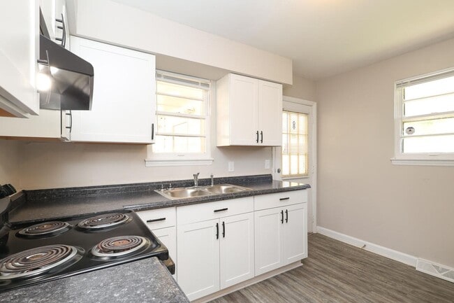 Building Photo - Newly renovated Ranch style 3 bedroom 1 ba...