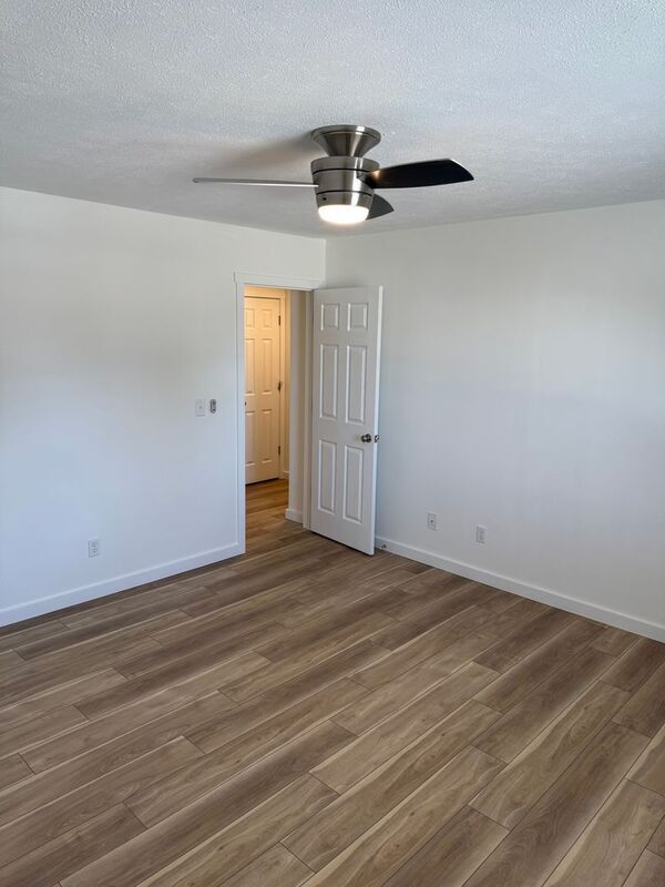 Building Photo - 623 E Bain St