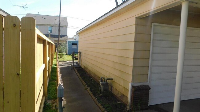 Building Photo - 2206 Silverbonnet St