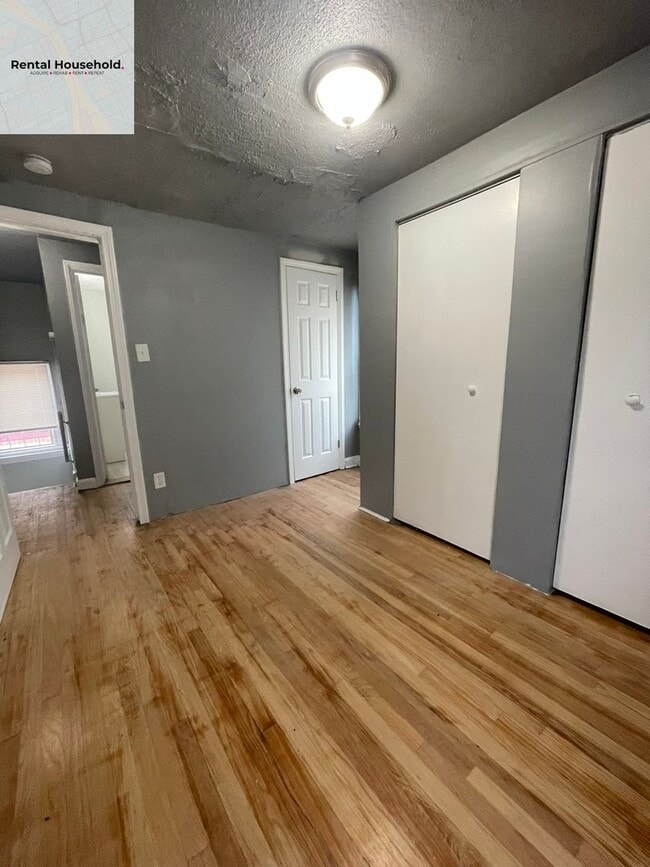 Building Photo - Spacious 3 Bedroom Home with Fenced Yard-Only $1200 a month