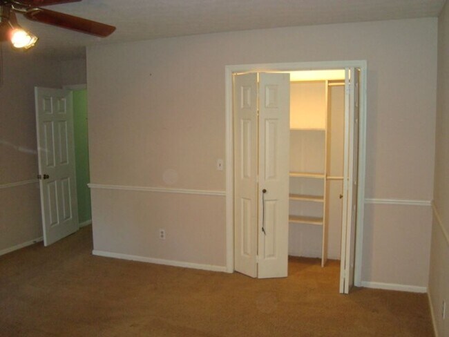 Building Photo - 4 Bedroom 2.5 Bath Home available to rent!