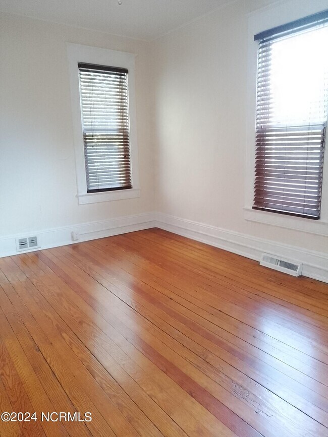 Building Photo - 407 E Main St