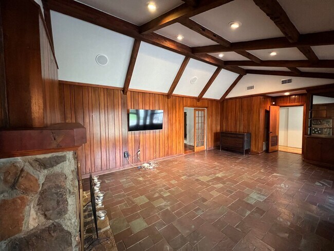 Building Photo - Beautiful Home on Esplanade across from Go...