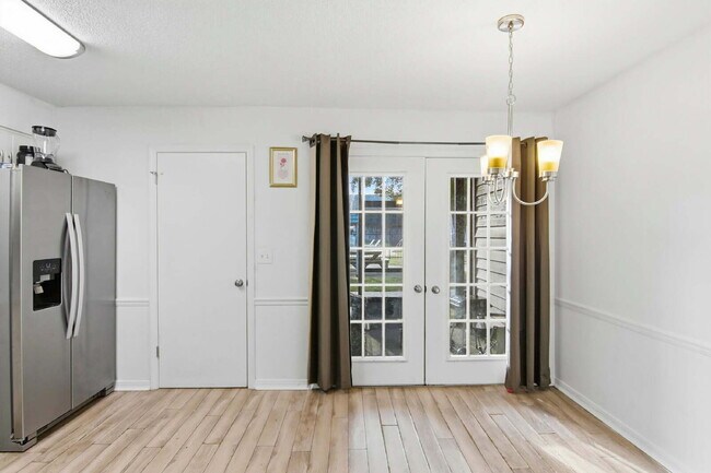 Building Photo - "Charming 2-Bed Townhouse Retreat in Fort Walton Beach – Perfect Comfort in 967 Sq Ft!"