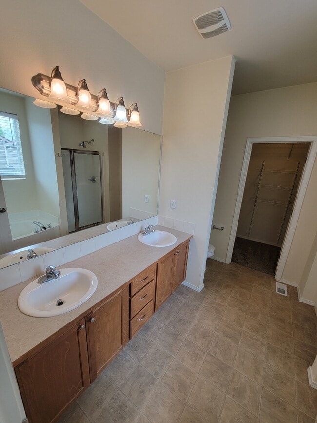 Building Photo - Spacious & Stylish 3-Bedroom Home in a Desirable Neighborhood!