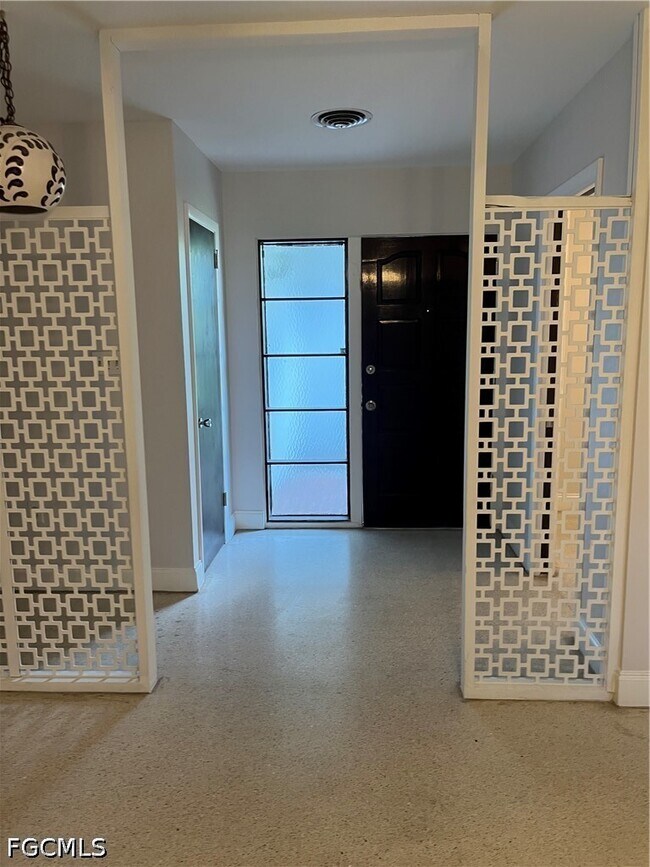 Building Photo - 2031 Maravilla Cir