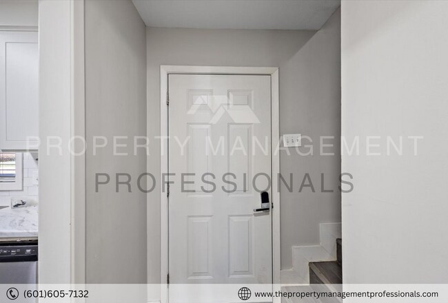 Building Photo - Cute & convenient