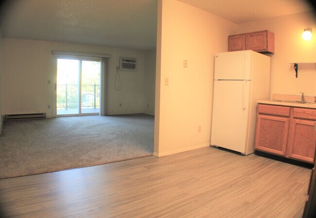 Building Photo - Large 2 bedroom 1 bathroom in the heart of...