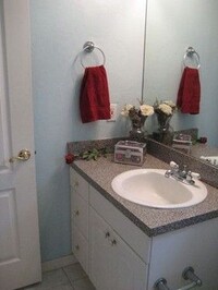 Building Photo - 4 Bed / 3 Bath House! Close to UF & Everyt...