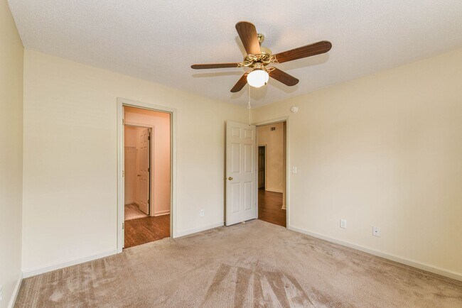 Building Photo - 3 Bedroom, 2 Bath Home with Fully Fenced Yard – Pet Friendly!