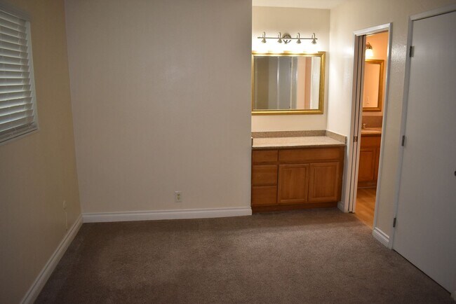 Building Photo - Nice condo unit with a community pool, cen...