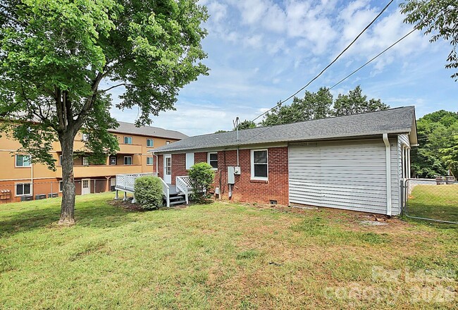 Building Photo - 1017 McLain Rd