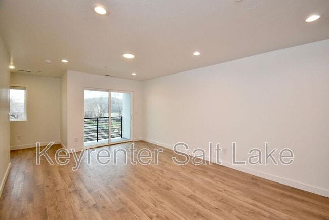 Building Photo - 1590 S 900 W