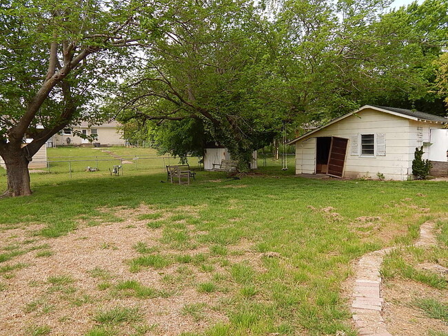 Building Photo - Charming 3-Bedroom Home with Spacious Back...