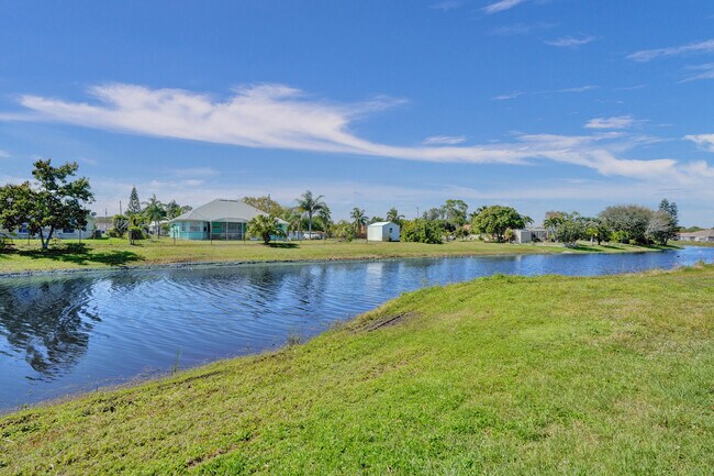 Building Photo - 1744 SE North Blackwell Dr