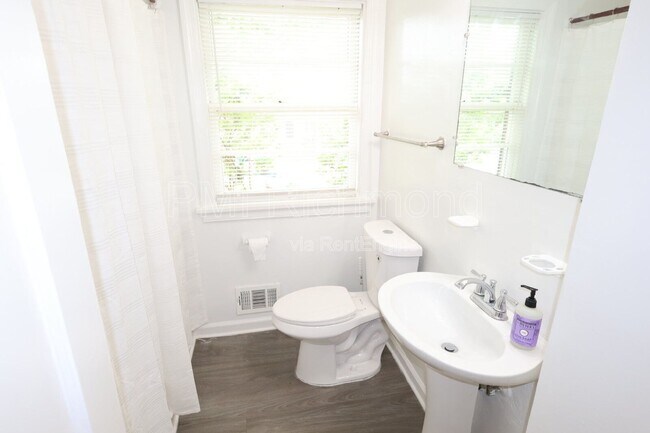 Building Photo - 3006 Manor Dr
