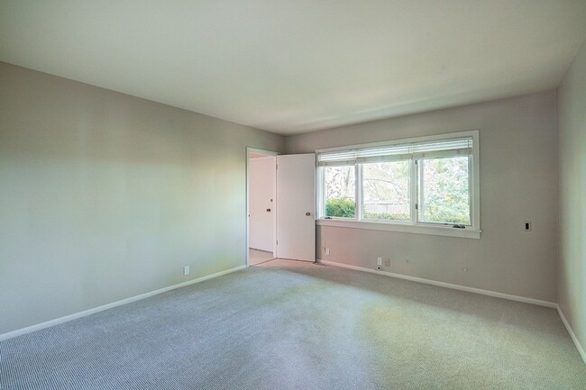 Building Photo - 1605 73rd Ave NE