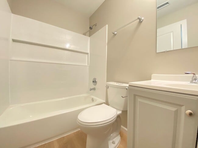 Building Photo - 2 Bedroom Townhome