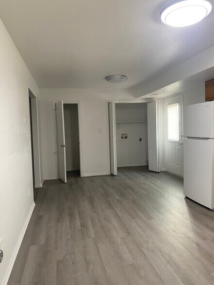 Building Photo - 503 Meadow Ln