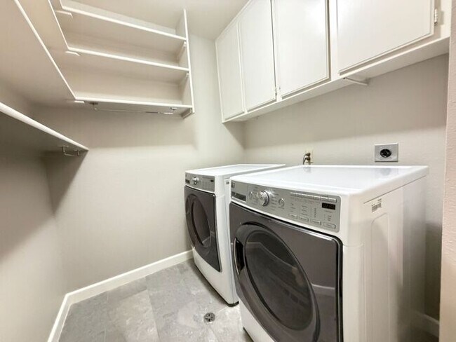 Building Photo - Carry Over Showing: This property has been shown before and will be rented to the first most qual...