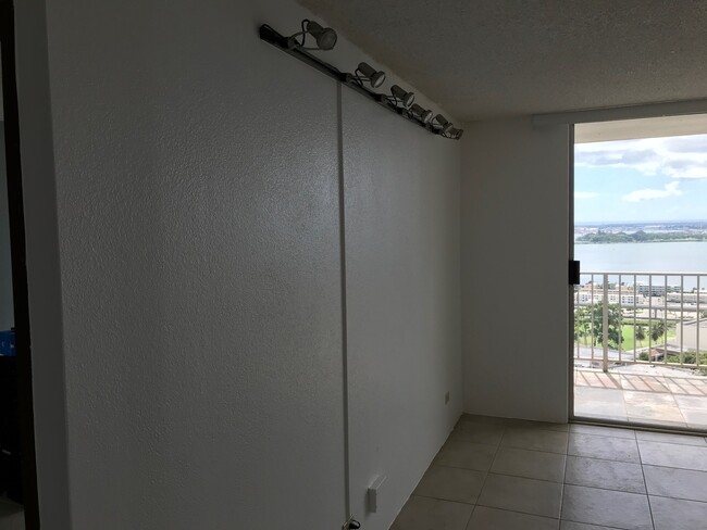 Building Photo - CONVENIENTLY LOCATED 1 BEDROOM / 1 BATH AP...