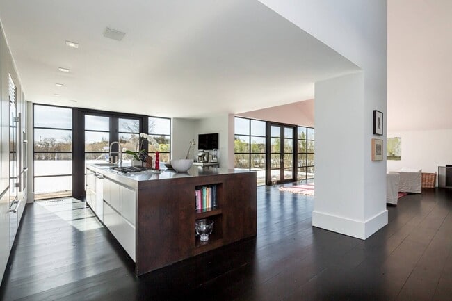 Building Photo - 811 Halsey Ln