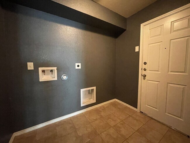 Building Photo - 4-Bedroom House for Rent in Killeen - *Get 1/2 off one month of rent!*
