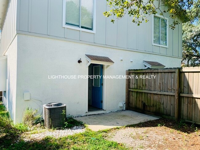 Building Photo - Renovated 2 Bed/1.5 Bath Jax Beach Townhom...
