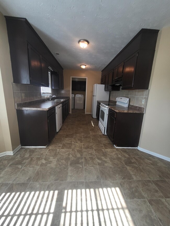 Building Photo - 7281 Pebblebrook Dr