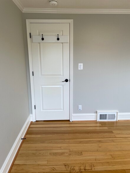 Primary entrance with hooks on the door - 1620 Graefield Rd