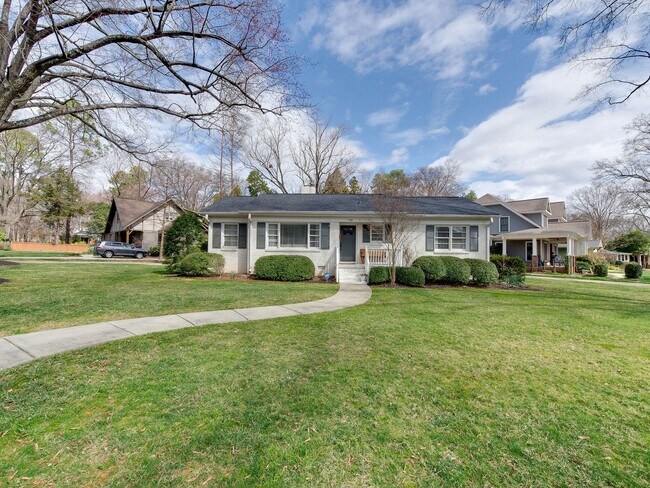 Building Photo - 3221 Sunset Dr