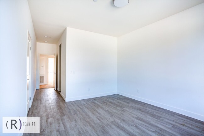 Building Photo - TRI-LEVEL TOWNHOME IN ELEMENTS OF ROSEMEAD!