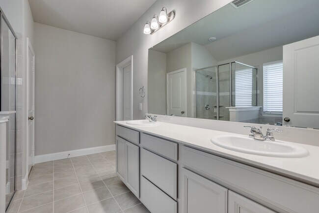 Building Photo - 211 Red Oak Dr