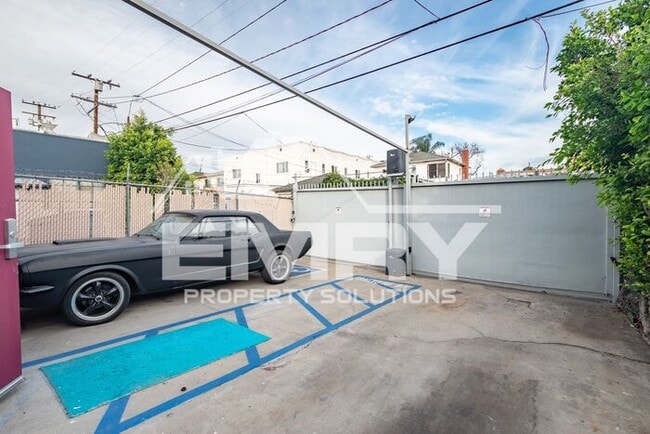 Building Photo - 942 S Gerhart Ave