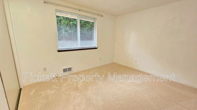 Building Photo - 2870 SE Colusa Ave