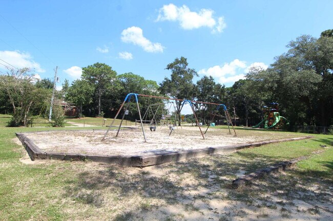 Building Photo - 2-Bedroom Apt. with Walk-In Closet & Private Deck