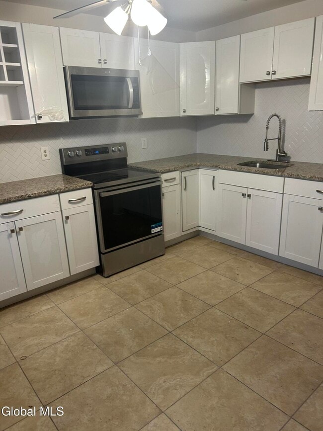 Building Photo - 18 1/2 Voorhees St