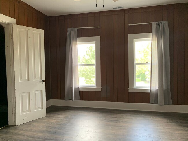 Building Photo - Large 4 bedroom student housing