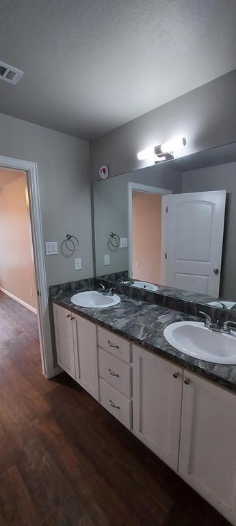 Building Photo - 407 W Criner St