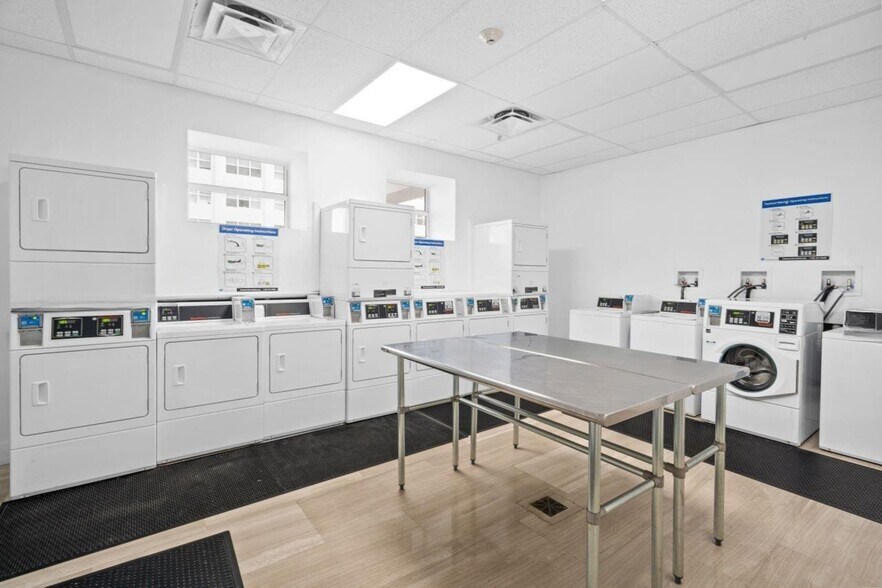 Building Photo - 1228 West Ave