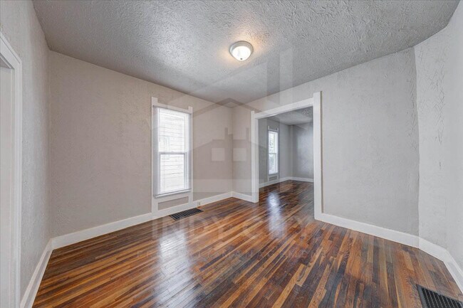 Building Photo - 1106 S Reisner St